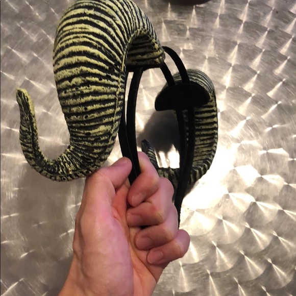 Halloween devil horns cap - Picture 3 of 3